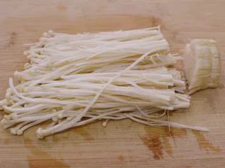 金针酸汤肥牛,金针菇洗净，捏去多余水分，去掉尾巴。