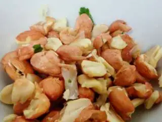 潮汕小吃蚝烙,花生拍碎，炒香