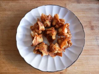 锦卤馄饨——《风味人间》复刻版,炸好的馄饨先摆在盘中。