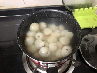 荔枝罐头➕ 玉雪肌肤罩绛纱,加入荔枝肉,中火煮开,荔枝浮起