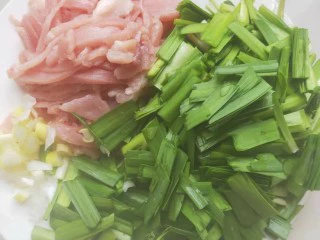 老家传统小吃----韭菜炒肉丝,韭菜洗净切段，猪里脊肉切薄片再切成细丝，葱切末备用