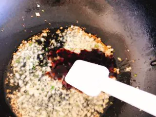 蚝油蒜蓉山药,加入2勺糖、少许盐。（蚝油会咸，盐加少许即可）