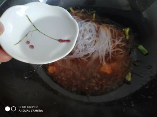 香辣粉丝包菜,加入少许的水，加些水让粉丝吸收更多的汤汁，吃着更加滑爽，炒起来也不会发干粘锅。