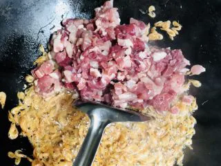 客家小吃:蒜苗粿(葫粄)➕菜头粄,加入猪肉丁炒熟