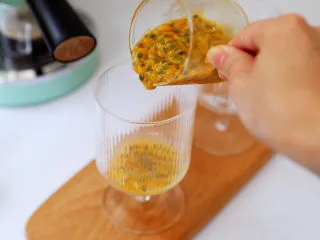 百香果柠檬气泡冰咖啡,杯中加入百香果