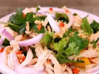 水果入菜，风味绝妙——酸辣芒果鸡丝,撒上花生碎即可 