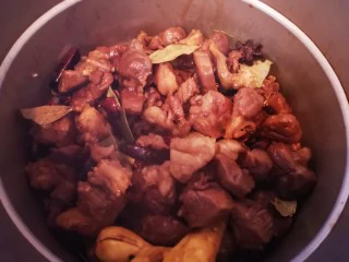 秘制红烧牛肉,倒入高压锅中