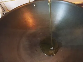 台灣傳統小吃 - 白菜滷,冷鍋倒入橄欖油轉中小火加熱