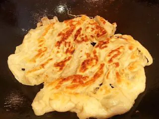 手抓饼开心早餐,手抓饼煎至两面金黄色酥嫩即可出锅