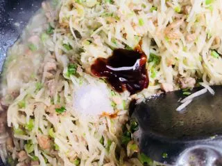 客家小吃:蒜苗粿(葫粄)➕菜头粄,加入盐和蚝油调味,翻炒均匀。