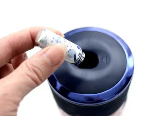 草莓蔓越莓气泡饮,榨好汁后，换盖子放入气泡胶囊。