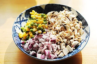 金灿香滑风味十足的异国料理【牧羊人派】,蒸土豆的时候将紫洋葱、大蒜瓣和口蘑切碎；