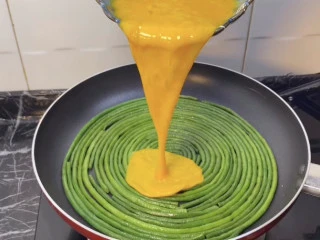 鲜香味美的风味豇豆鸡蛋饼教程,倒入鸡蛋液。