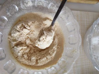 老北京小吃艾窝窝,过滤完了的熟面粉是这个状态的。