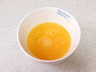 宴客快手菜【虾仁滑蛋】,鸡蛋打入碗中，放入少许盐，1茶匙温水搅匀