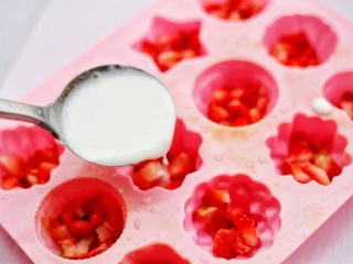 少女风的草莓牛奶冻,然后倒入晾凉的牛奶。