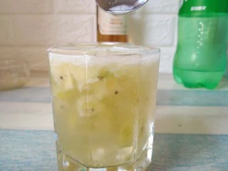 猕猴桃苹果醋饮,用勺子搅拌均匀