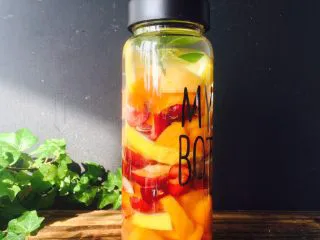 美丽的水果饮品,加满净水的水果饮品做好了。我这样一步步写下来,是为了让大家看得更细致。大家可以根据自己喜好,随意加水果,只要颜色搭配好看即可。