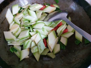 西红柿西葫芦炒肉片,放入西葫芦翻炒