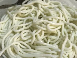 云南风味炒米线,干米线煮软用凉水乘出