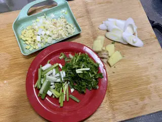 椒香鱼块➕椒香风味龙利鱼块,香菜洗净切末，小葱择好洗净切段，姜搓洗干净，一半切姜粒一半切片，葱白洗净一半切末一半切斜片，蒜剥皮切末