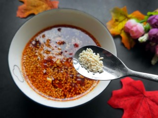 手撕茄子（内附万能凉拌汁做法）,适量的鸡精，胡椒粉。