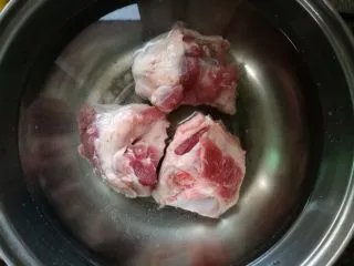 山药黑豆滋补汤,筒骨清洗后焯水。