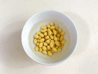 胡萝卜枸杞豆浆,黄豆提前一晚用清水浸泡。