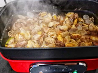 ㊙完爆街边小吃的《辣炒花蛤》,开大火翻炒均匀，直到每个花蛤张开。