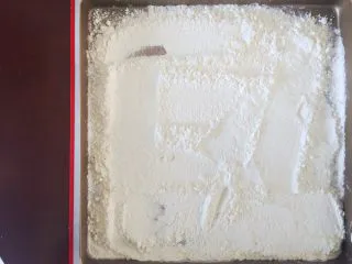 从小吃到大都吃不腻的黑芝麻桃酥,蛋糕粉分成两份,其中130g倒入无水无油的正方形烤盘,用刮刀摊开。 烤箱预热,180度烤18分钟左右。