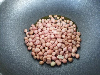 风味炒花生米,再倒入花生米，然后小火加热。