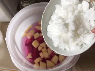 夏日果味酵素饮品,白糖也倒进去