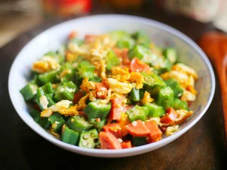 营养丰富的秋葵炒鸡蛋,加盐再翻炒均匀即可。