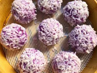 紫薯糯米丸子,全部做好放入蒸笼里。