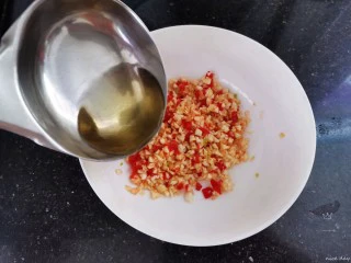 粉丝蒸金针菇,放入碗中，淋上热油