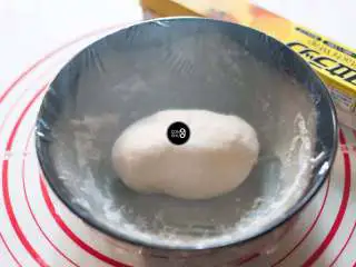 没有烤箱照样做出香浓芝士风味薄底披萨,揉好的面团放在碗里,覆上保鲜膜,室温25摄氏度下,发酵30分钟左右。如果室温偏低,发酵时间需要适当延长。面团发酵到按下慢慢回弹,不会出现裂纹为宜。