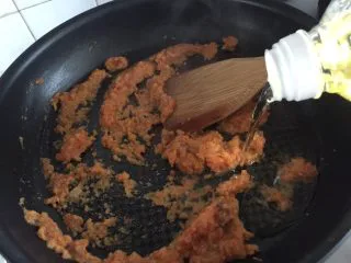 辣椒虾酱地瓜叶·东南亚风味,下油，因为是炒酱需要多些油哦,耐心小火炸酱