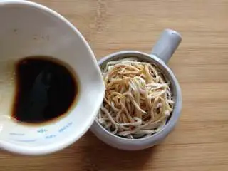 凉拌手撕杏鲍菇,把之前兑好的调料汁淋入杏鲍菇中