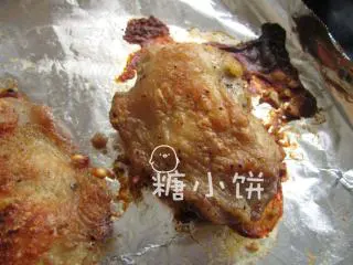 盐焗风味烤去骨鸡腿排,送入预热好180摄氏度的烤箱中上层，烤至表皮金黄后翻面再烤15分钟即可