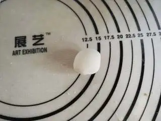 家乡小吃——小米,这里介绍一个小技巧,先搓成小球状,不需要特别圆