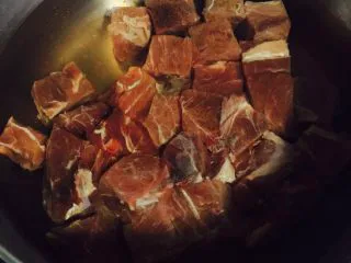 异域风情菜—咖喱土豆牛肉煲,将牛肉块解冻，冷水下锅焯去浮沫