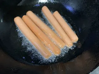 街边小吃一东北煎肠,翻面