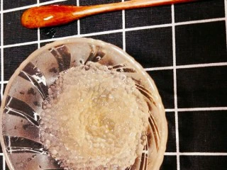 杨梅西米露奶茶,用凉水冲洗掉粘稠状，至表面光滑