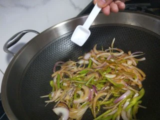 山西小吃炒不烂子,加入适量盐。