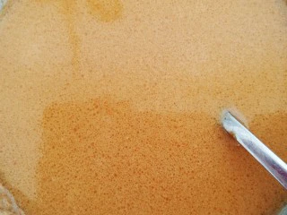 街边小吃麻辣拌,碗中加入一汤匙家乐麻辣香锅料，2汤匙麻酱，1汤匙生抽，1汤匙蚝油，一汤匙花椒油，半汤匙白糖，一汤匙熟芝麻，5汤匙清水，搅拌均匀备用。