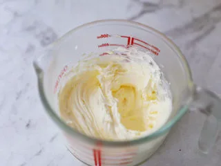 奥利奥海盐奶盖咖啡,打发至硬性奶油状