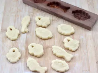 胶东节日小吃~七夕巧果,依次把剂子都放入喜欢的模具里摁瓷实。