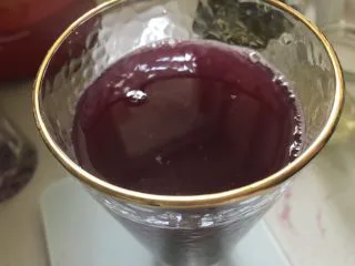 多肉葡萄汁儿,倒入果汁儿加入冰块。