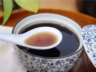 妇科圣方《四物汤》,将药汁分成两份，早、晚各服一次，饮用前可加至温热，适当放些蜂蜜调味。