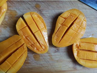 自制芒果奶昔,芒果去核切块